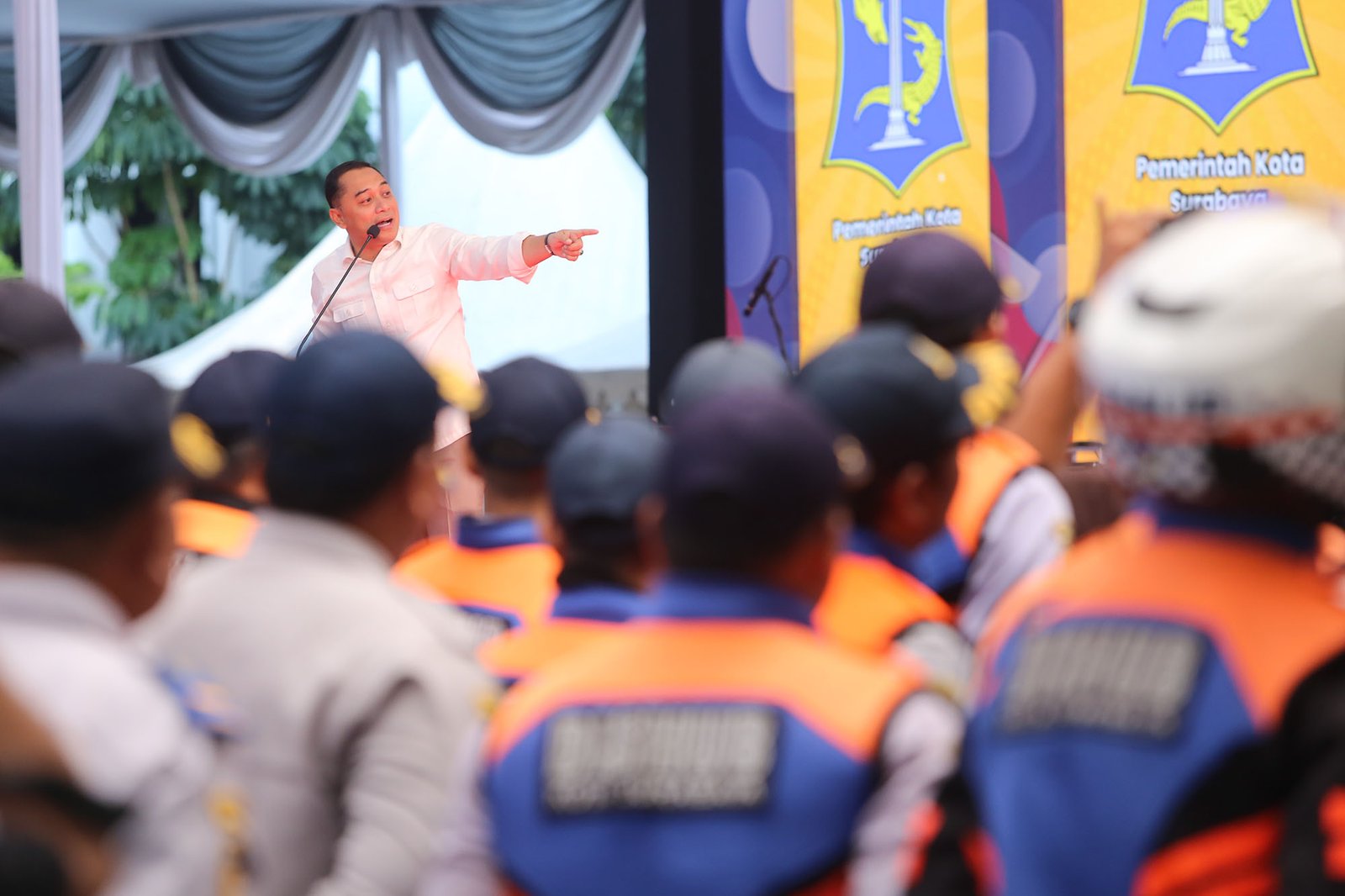 Wali Kota Surabaya Eri Cahyadi memberikan arahan kepada jajaran Dishub untuk mengurai titik rawan macet, Kamis (16/07/2026).(Foto : Dok. pemkot surabaya)