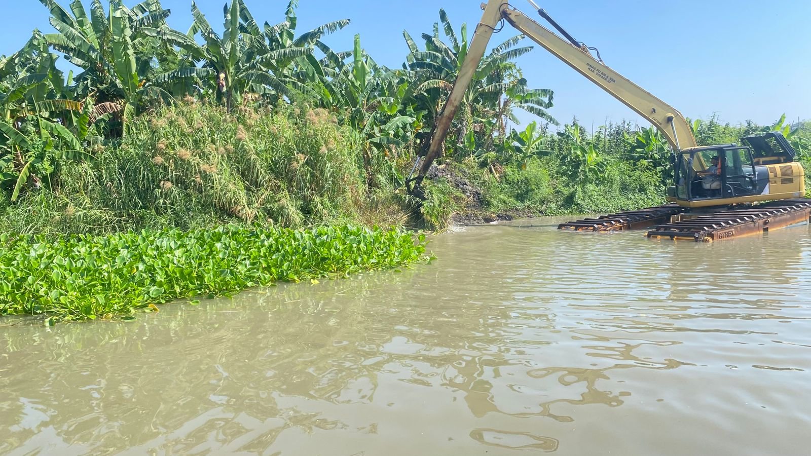 Petugas Dinas PU Bina Marga dan SDA Kabupaten Sidoarjo melakukan normalisasi saluran Kedunguling, Selasa (14/07/2026). (Foto : Dok. Pemkab Sidoarjo)