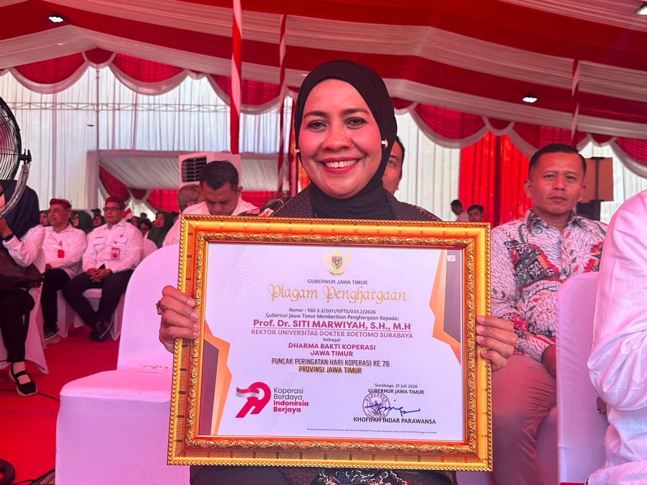 Rektor Universitas Dr. Soetomo (Unitomo), Prof. Dr. Siti Marwiyah, S.H., M.H., menunjukkan Piagam Penghargaan Dharma Bakti Koperasi Jawa Timur yang diterimanya dari Gubernur Jawa Timur pada Puncak Peringatan Hari Koperasi ke-79 Provinsi Jawa Timur di Pamekasan, Minggu (26/7/2026). Penghargaan tersebut diberikan sebagai bentuk apresiasi atas kontribusinya dalam pengembangan dan pemberdayaan koperasi di Jawa Timur.