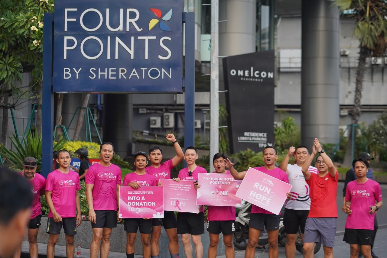 Pelari Marriott membawa pesan kepedulian terhadap kanker payudara melalui kampanye Road to Give. Foto: Dokumentasi Marriott International.