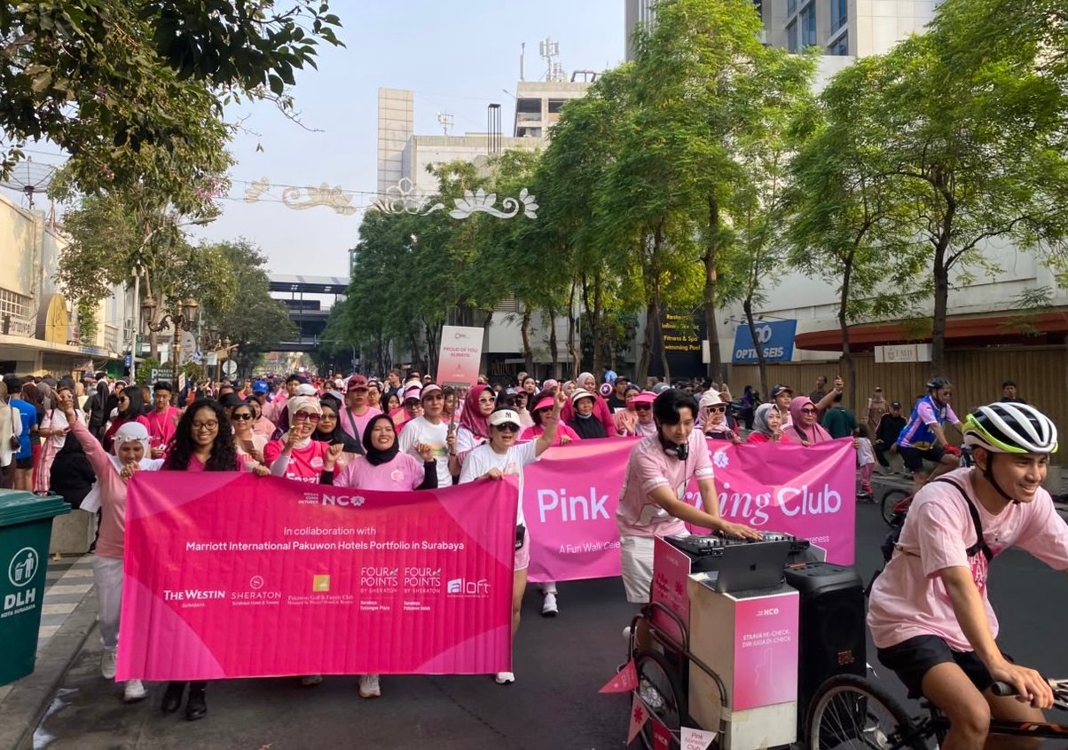 Peserta NCO Pink Morning Club menyusuri kawasan pusat Surabaya dalam kampanye Pink October yang menjadi bagian dari rangkaian kegiatan sosial Marriott International, Minggu (11/10/2026).